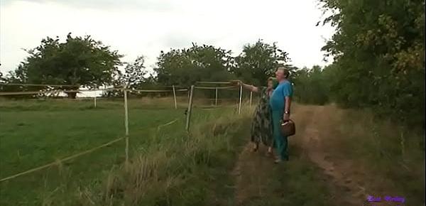  Due anziani convincono una giovane mora a scopare con loro nella bosco